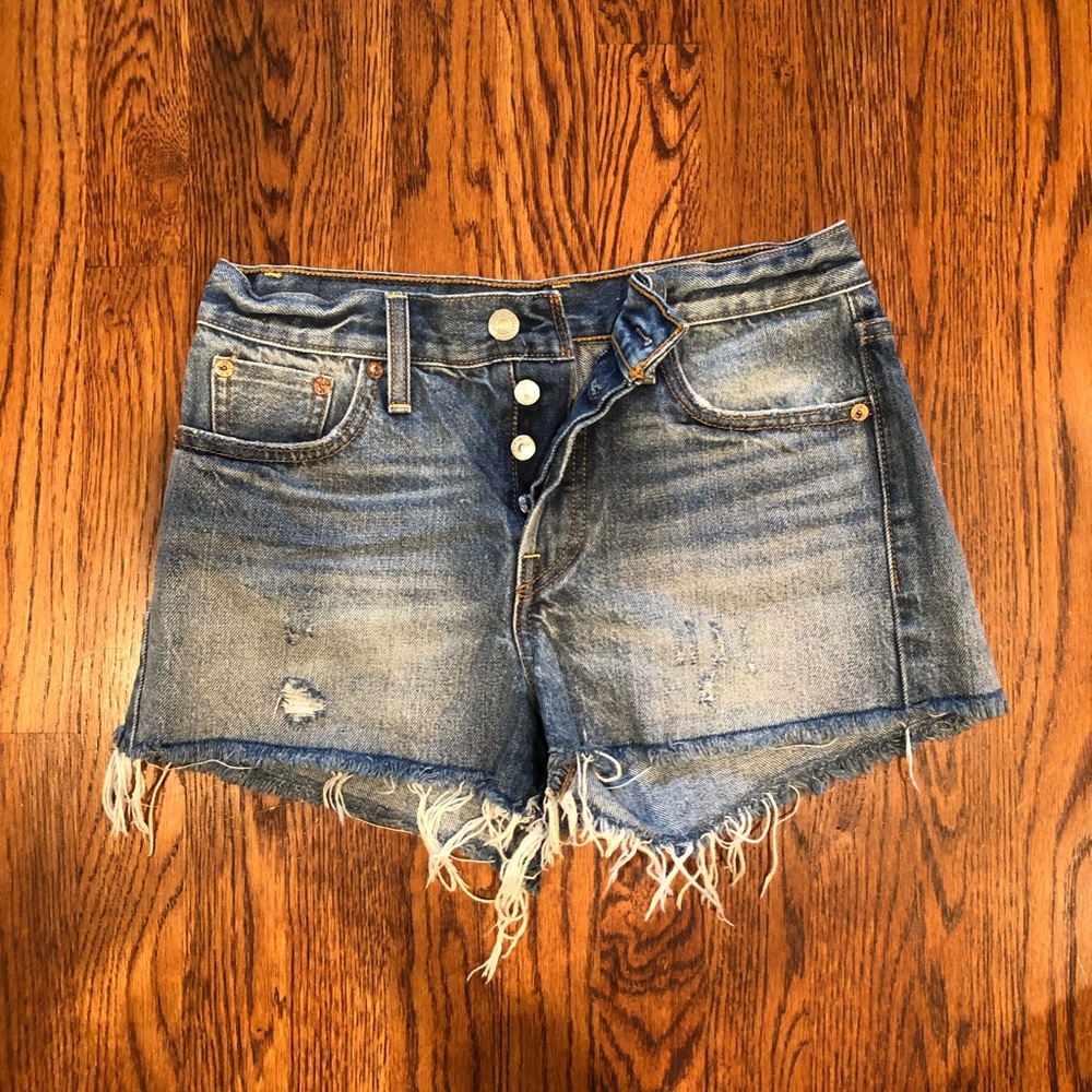 26 women’s Levi’s wedgie jean shorts medium wash